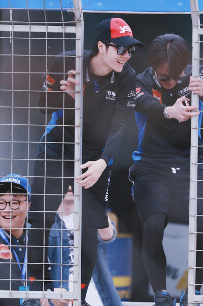 190503 米其林竞驰GPGP金港大奖赛 @UNIQ-王一博 ♛赛道上的狂野85，即使安静的时候荷尔蒙气息也从手指缝里透出来，王一博的人生就是一个传奇，褪去华服亦能在赛场自由奔驰的第一人♕ cr:logo