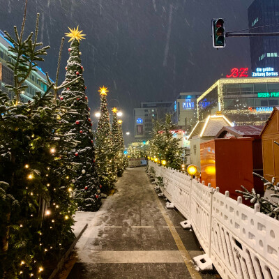 圣诞突然就下雪，穿着靴子差点滑倒:-I