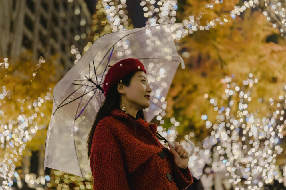 欢迎回家
摄影：洪小漩
出镜：喵喵
上次见面，我还在坐月子。你来家里，小心翼翼抱着菲比，说好软，软得你都不敢动。
这次见面，向来戒备心较重的菲比，却出人意料地一头栽进你怀里，令我们都十分差异。
未曾相见的日子里，你已经在国外完成了一年学业。此次回家，也是一番周折，所幸的是，一切尚好。
每次我们联系，都会自报时间，我说，北京时间几月几日几点几分，你报英国时间几月几日几点几分，8个小时的时差，偶尔将我们的对话给切割成断断续续的片段。
有时候你忙于辩论赛，我忙于出差。有时候你在自制中餐，我则在学习烤戚风蛋糕。有时候你在旅行，我则在加班。
我们各自忙碌各自的事，或螺旋上升，或安于现状。