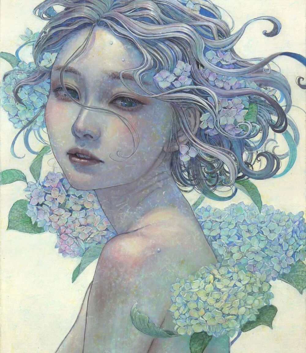 毕业于武藏野美术大学的Miho Hirano 平野实穗笔下的女性有一种灵动的魅力，流动的线条和风月花鸟元素，有着清雅脱俗的温柔感