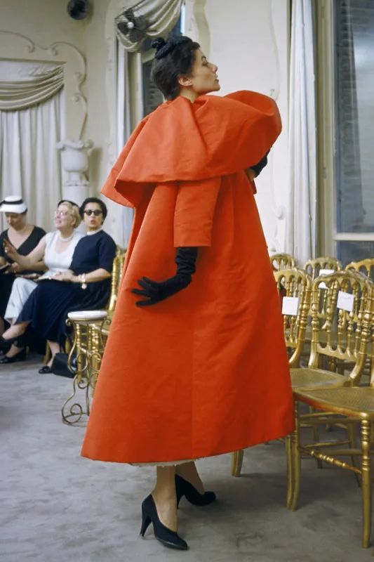 1954年，Balenciaga在巴黎的沙龙秀