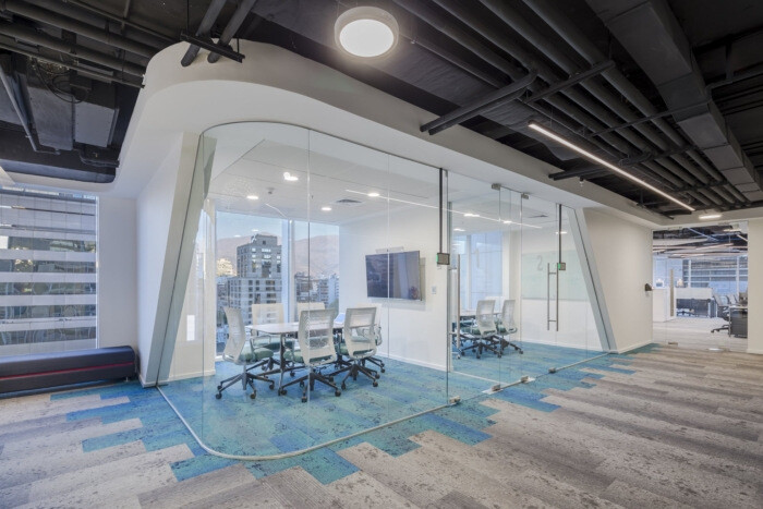 在广场的北面和南面，可以找到工作区。在东边你可以看到安第斯山脉，在西边你可以通过电梯离开这个空间。电话亭位于通往开放区域的走廊上。设计师创建了一个由非正式会议区、阅读点和封闭式创意室组成的网络。每层楼都有不同的地毯、沙发和椅子颜色，具体取决于该层楼的业务区域。最下面的两层是公司的主餐厅，它创造了早期巴塔哥尼亚的先驱风景，让这里的用户每天都在创造过去和未来之间的旅行。