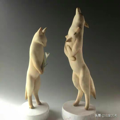 日本著名木雕大师吉田昭彦（仁吉），他创作的动物憨态可掬，通过融入人性特征，这些动物仿佛真的有了灵魂和情感，观众能从中看到悠然自在，甚至悲欢