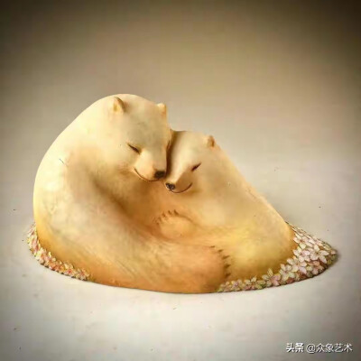 日本著名木雕大师吉田昭彦（仁吉），他创作的动物憨态可掬，通过融入人性特征，这些动物仿佛真的有了灵魂和情感，观众能从中看到悠然自在，甚至悲欢