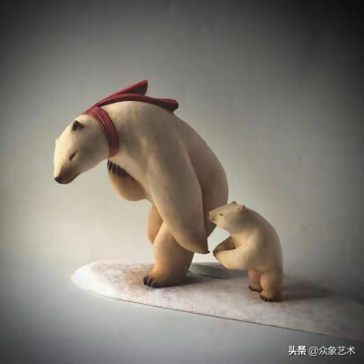 日本著名木雕大师吉田昭彦（仁吉），他创作的动物憨态可掬，通过融入人性特征，这些动物仿佛真的有了灵魂和情感，观众能从中看到悠然自在，甚至悲欢