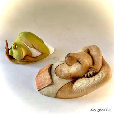 日本著名木雕大师吉田昭彦（仁吉），他创作的动物憨态可掬，通过融入人性特征，这些动物仿佛真的有了灵魂和情感，观众能从中看到悠然自在，甚至悲欢