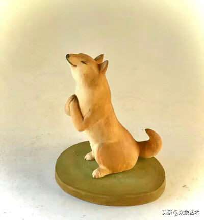 日本著名木雕大师吉田昭彦（仁吉），他创作的动物憨态可掬，通过融入人性特征，这些动物仿佛真的有了灵魂和情感，观众能从中看到悠然自在，甚至悲欢