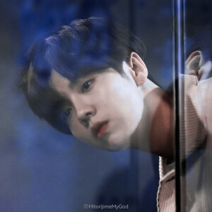 鹿晗/苏拾殷。

一张。