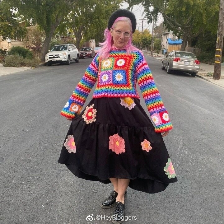 blogger | 时髦婆婆
奶奶的头发是粉色的
老了也要做个时尚的老baby
#博主推荐##时尚穿搭# ​​​