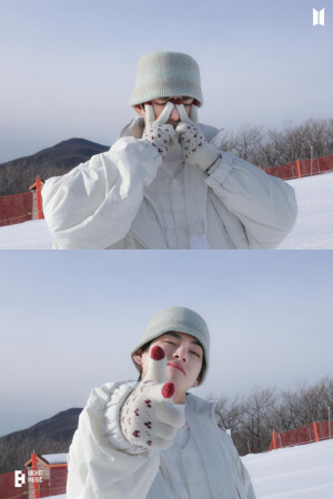 防弹少年团BTS官推
金泰亨  [V生日粗卡]
仿若仲夏之夜降临的初雪 难以置信胜似奇迹 = 泰亨
泰泰对ARMY 
 #小熊虎#大小宝(似大似小的宝物)
 #阿米们的Best friend