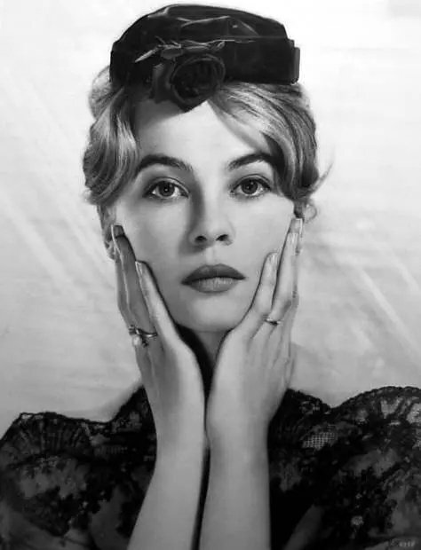  Leslie Caron
