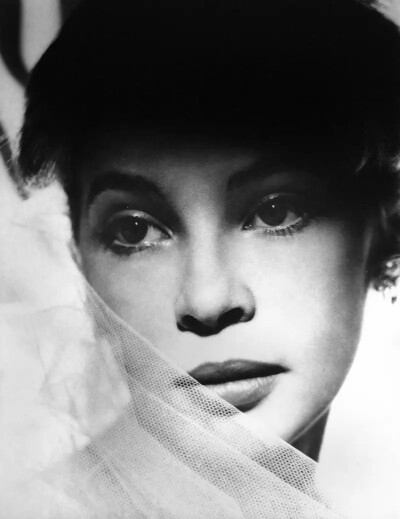  Leslie Caron
