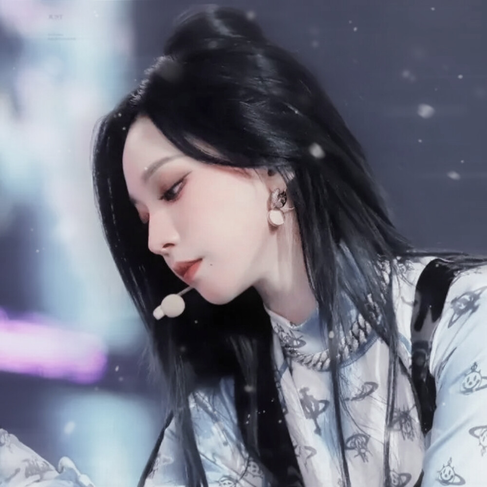 */The first snow is coming, and I should forget you.