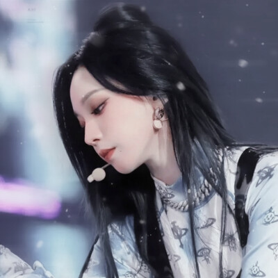 */The first snow is coming, and I should forget you.