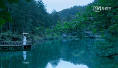 望望山山水水，人去去，隐隐迢迢