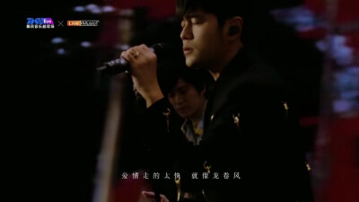 2021-12-31至2022-01-01
五月天跨年演唱会上，与周杰伦一起演唱《龙卷风》。爱你Jay❤️