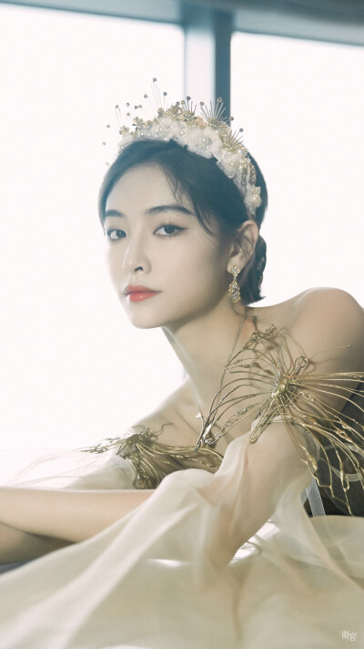 许佳琪 / 白玫瑰✩ . ☪︎*
cr@__南宫_
#许佳琪白色羽毛礼裙# ​​​