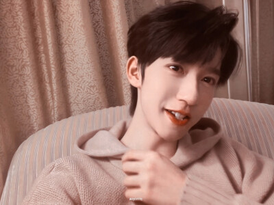 贺峻霖｜打视频电话害羞的时候会挠头的学弟