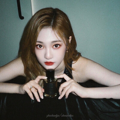 宁艺卓/沈舒桃
纸醉金迷