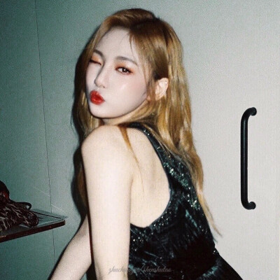 宁艺卓/沈舒桃
纸醉金迷