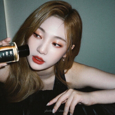 宁艺卓/沈舒桃
纸醉金迷