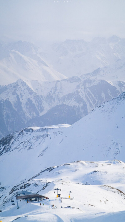 一起去冬雪过后的阿尔卑斯追逐曙光
一起看山川变幻，光影流转
一起拥抱黎明
摄影：@星星_Esther_ ​