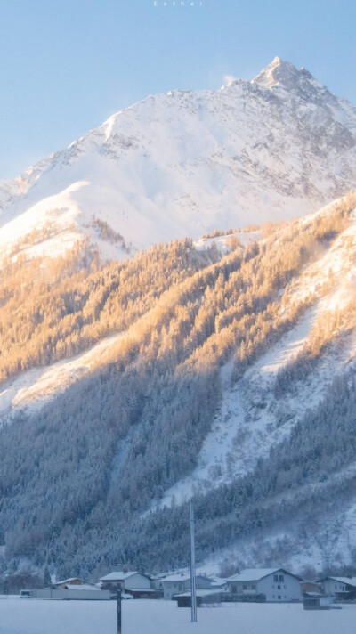 一起去冬雪过后的阿尔卑斯追逐曙光
一起看山川变幻，光影流转
一起拥抱黎明
摄影：@星星_Esther_ ​