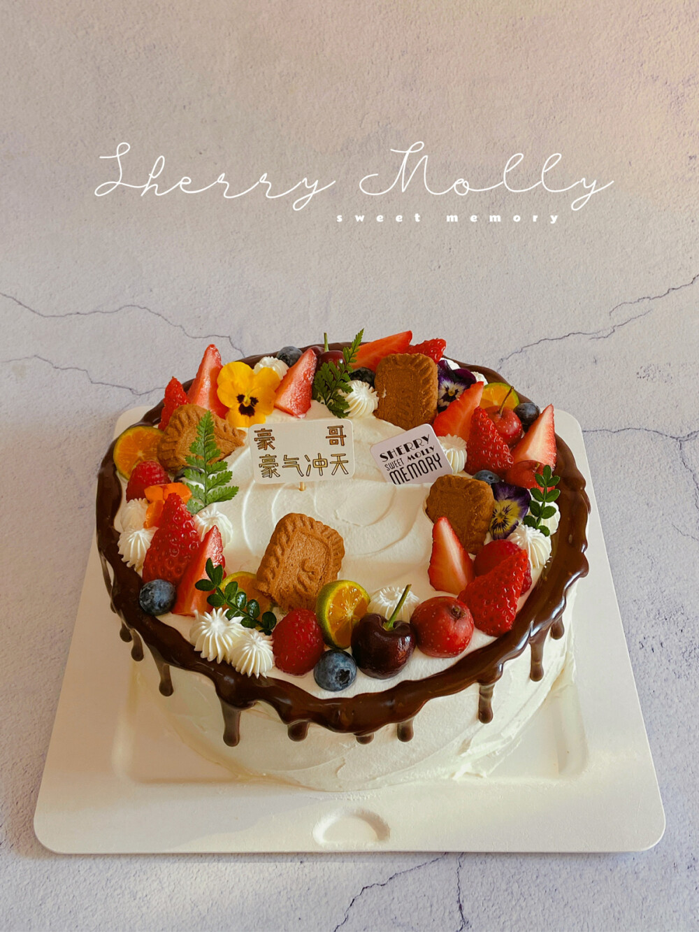 #SHERRYMOLLY家の下午茶# —『原味cake』
男孩子的生日cake～濃郁的巧克力甘那許+莓果+焦糖餅乾的組合 當季又好味☕️