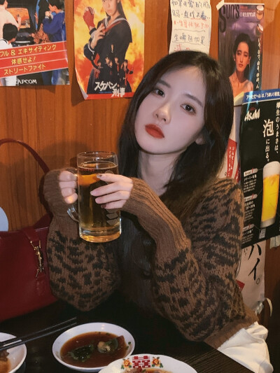 人间半杯
“来干杯！” ​​​
cr@梨涡允允