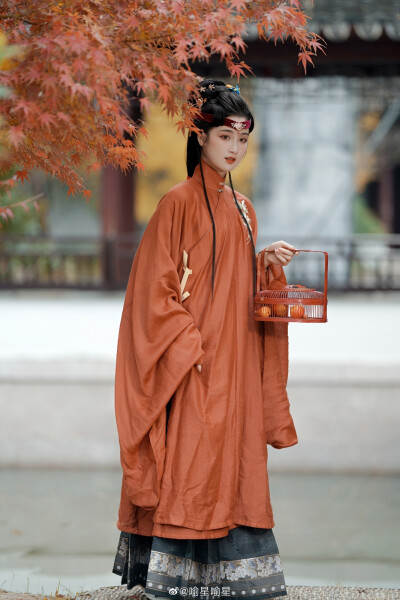 #苏州约拍#
【枫叶惊秋】
摄影/后期/造型：@喻星喻星
出境：@我是金儿呀
#上海约拍##汉服约拍##摄影# ​​​