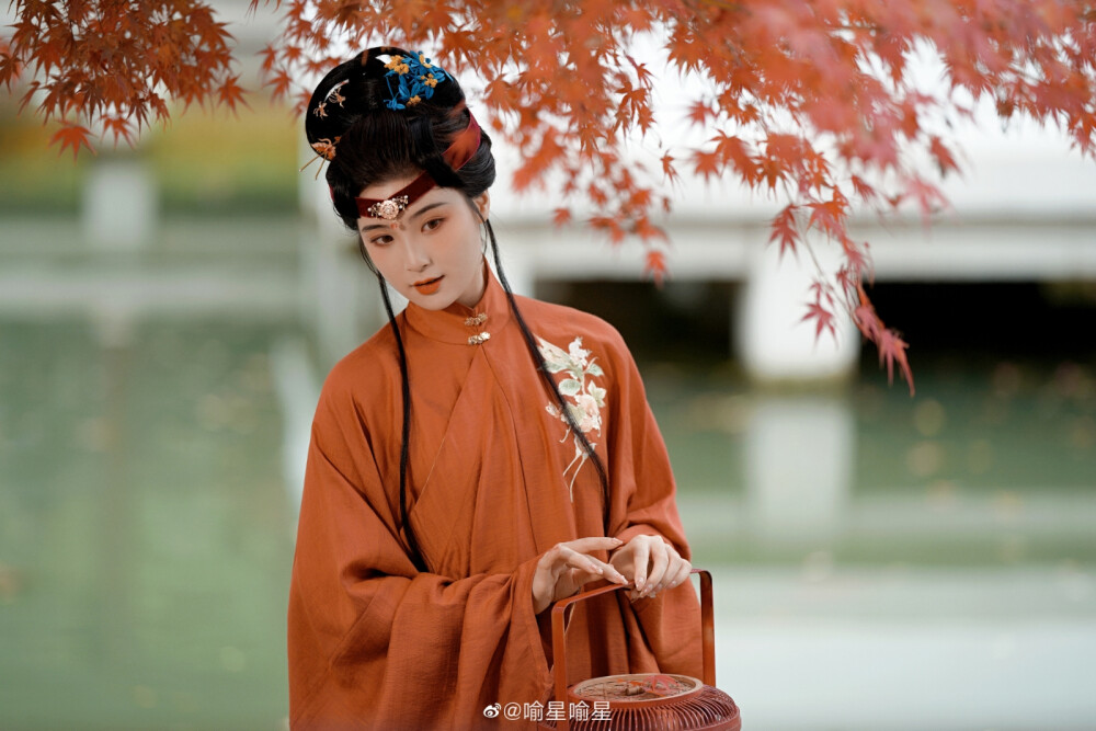 #苏州约拍#
【枫叶惊秋】
摄影/后期/造型：@喻星喻星
出境：@我是金儿呀
#上海约拍##汉服约拍##摄影# ​​​