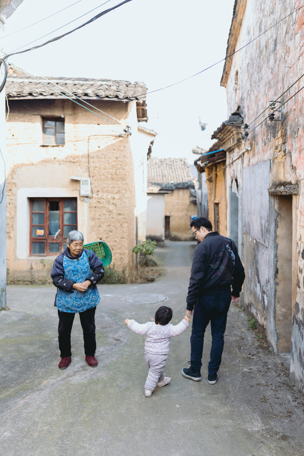 想念大姨做的青椒炒鸡蛋
摄影：洪小漩
出镜：家人
今天，去探望了许久不曾见面的大姨和大姨夫。
当我将买的水果和糕点放下时，大姨说，怎么又买了那么多来，吃也吃不完。
我将菲比放在地上，给她介绍，说这是姨婆。或许是菲比越来越懂事，遇到不太熟悉的人开始有了距离感，只听她嗷地一声哭了出来。我忙不迭地说，怎么哭啦，姨婆我们不是认识的吗，以前见过的呀。
不过，小孩子真是好哄，没几分钟，她就适应了。拿着大姨平素下地的遮阳帽玩得不亦乐乎。
大姨拿出水果给菲比吃，我则告诉她，菲比挑食，不爱吃水果和蔬菜。大姨笑着回忆，小时候你胃口一直不错，尤其喜欢吃青椒，每次到大姨家，都点名要青椒。那时候不舍得吃肉