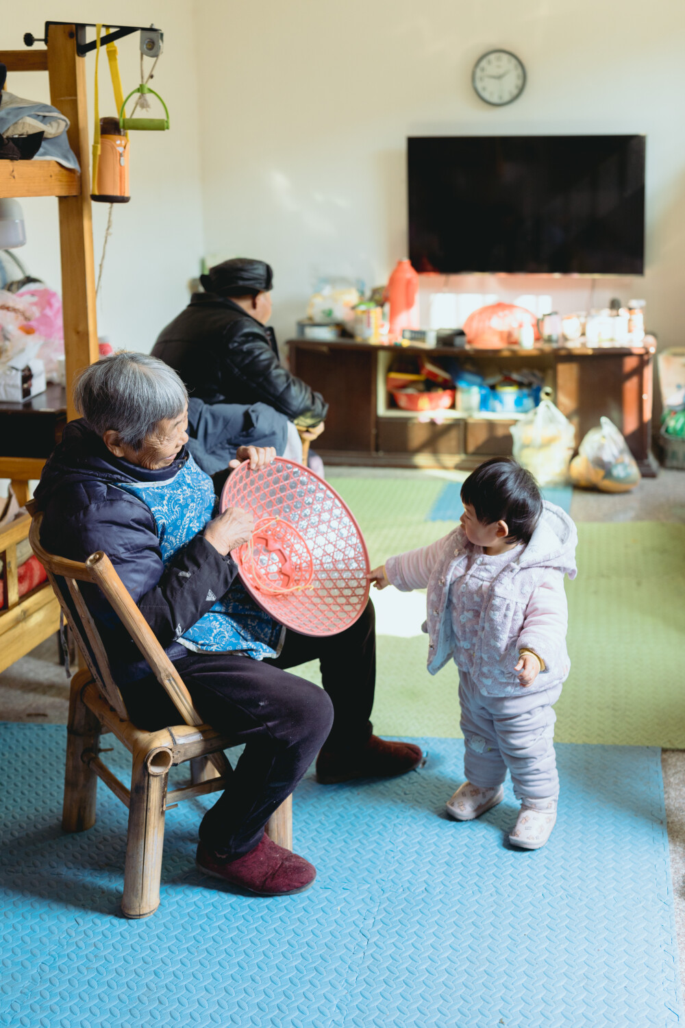 想念大姨做的青椒炒鸡蛋
摄影：洪小漩
出镜：家人
今天，去探望了许久不曾见面的大姨和大姨夫。
当我将买的水果和糕点放下时，大姨说，怎么又买了那么多来，吃也吃不完。
我将菲比放在地上，给她介绍，说这是姨婆。或许是菲比越来越懂事，遇到不太熟悉的人开始有了距离感，只听她嗷地一声哭了出来。我忙不迭地说，怎么哭啦，姨婆我们不是认识的吗，以前见过的呀。
不过，小孩子真是好哄，没几分钟，她就适应了。拿着大姨平素下地的遮阳帽玩得不亦乐乎。
大姨拿出水果给菲比吃，我则告诉她，菲比挑食，不爱吃水果和蔬菜。大姨笑着回忆，小时候你胃口一直不错，尤其喜欢吃青椒，每次到大姨家，都点名要青椒。那时候不舍得吃肉