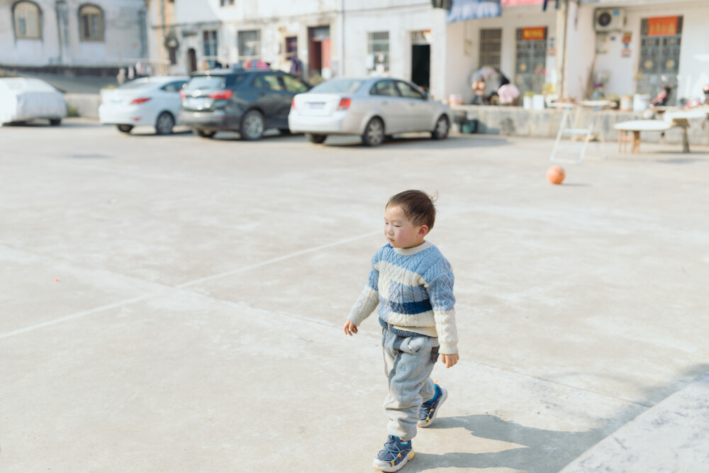 想念大姨做的青椒炒鸡蛋
摄影：洪小漩
出镜：家人
今天，去探望了许久不曾见面的大姨和大姨夫。
当我将买的水果和糕点放下时，大姨说，怎么又买了那么多来，吃也吃不完。
我将菲比放在地上，给她介绍，说这是姨婆。或许是菲比越来越懂事，遇到不太熟悉的人开始有了距离感，只听她嗷地一声哭了出来。我忙不迭地说，怎么哭啦，姨婆我们不是认识的吗，以前见过的呀。
不过，小孩子真是好哄，没几分钟，她就适应了。拿着大姨平素下地的遮阳帽玩得不亦乐乎。
大姨拿出水果给菲比吃，我则告诉她，菲比挑食，不爱吃水果和蔬菜。大姨笑着回忆，小时候你胃口一直不错，尤其喜欢吃青椒，每次到大姨家，都点名要青椒。那时候不舍得吃肉