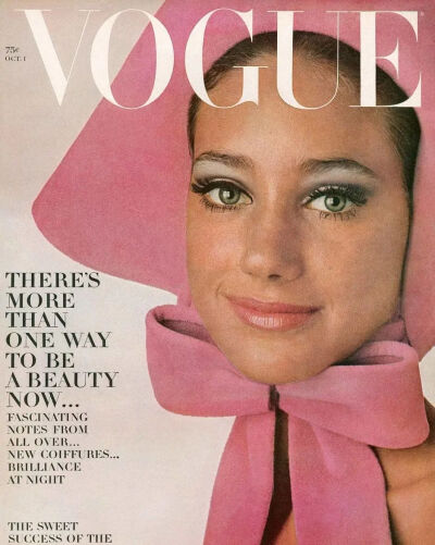 这张封面参考了1960、1970年代《VOGUE》一眼可辨的偏右构图方式，而其实当时这么做的最大原因，不过是方便左边文字标题的排版