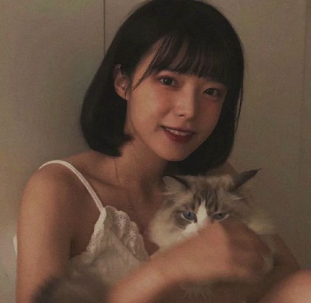 女生抱猫头像可爱☆