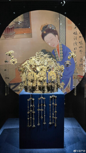 @遗产君   河北省定州博物馆“金翠明珠”馆藏首饰精品展，这次展览以馆藏金银玉饰精品为主，共展出金银玉饰品202套（组），共计232件。


