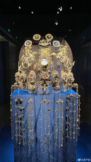 @遗产君   河北省定州博物馆“金翠明珠”馆藏首饰精品展，这次展览以馆藏金银玉饰精品为主，共展出金银玉饰品202套（组），共计232件。


