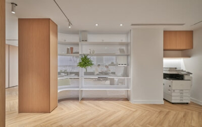 设计师用开放式设计重新定义了空间的边界，用各种几何开口穿透传统的实体屏障，让光线在空间中建立层次。散落在房间各处的光影，在“光”与“景”之间展开了一场耐人寻味的对话。办公室的设计考虑了人与空间之间的联…