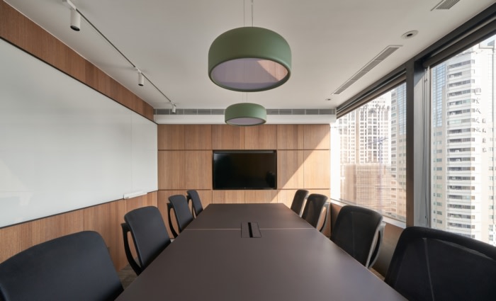 设计师用开放式设计重新定义了空间的边界，用各种几何开口穿透传统的实体屏障，让光线在空间中建立层次。散落在房间各处的光影，在“光”与“景”之间展开了一场耐人寻味的对话。办公室的设计考虑了人与空间之间的联系，使用了“感官流动”的概念。该办公室设计有效地分隔了空间，同时仔细计算了空气和光线通过穿孔隔板和精心布置的间隙的自由流动。人流量得到很好的管理，没有视觉障碍。