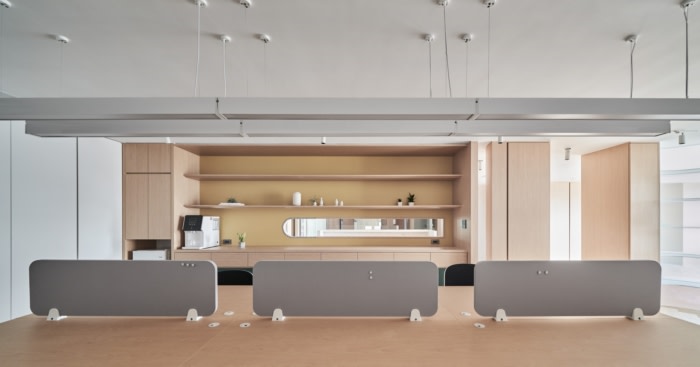 设计师用开放式设计重新定义了空间的边界，用各种几何开口穿透传统的实体屏障，让光线在空间中建立层次。散落在房间各处的光影，在“光”与“景”之间展开了一场耐人寻味的对话。办公室的设计考虑了人与空间之间的联系，使用了“感官流动”的概念。该办公室设计有效地分隔了空间，同时仔细计算了空气和光线通过穿孔隔板和精心布置的间隙的自由流动。人流量得到很好的管理，没有视觉障碍。