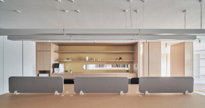 设计师用开放式设计重新定义了空间的边界，用各种几何开口穿透传统的实体屏障，让光线在空间中建立层次。散落在房间各处的光影，在“光”与“景”之间展开了一场耐人寻味的对话。办公室的设计考虑了人与空间之间的联…