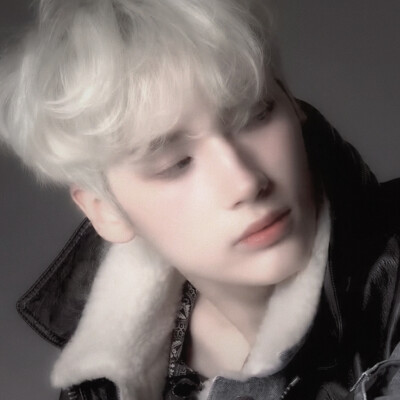 休宁凯 · Huening
cr.Cherry