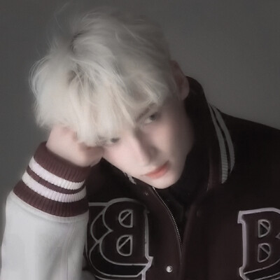 休宁凯 · Huening
cr.Cherry