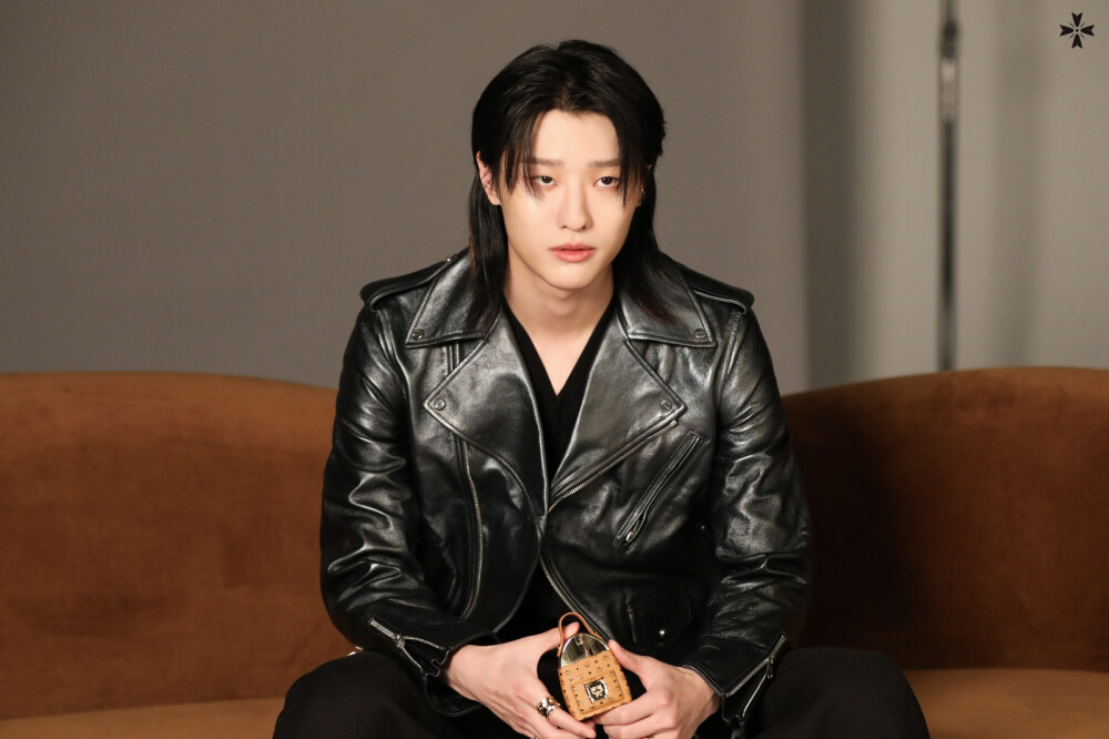 220107 承衍官推更新：
[WOODZ(曹承衍) POST]
HAPPY WOODZ YEAR♥