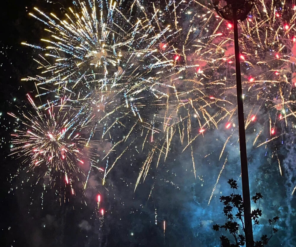 “我看了好多次烟火 一年比一年盛大 但还是那一年的好看 那嗯年有你 只有那年 胜过年年”
|朋友圈图片背景图高清高级无水印壁纸日常迪士尼放烟花秀文案| ​