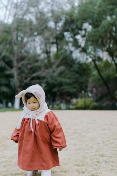 城东公园逛逛
摄影：洪小漩
出镜：菲比
搬家之前，婆婆常带着菲比去城东公园散步。每次散步都会经过一家水果店，因为水果店老板娘的孙子比菲比年长几个月，这便有了共同话题。
趁着周末，我带她们回到了城东公园…