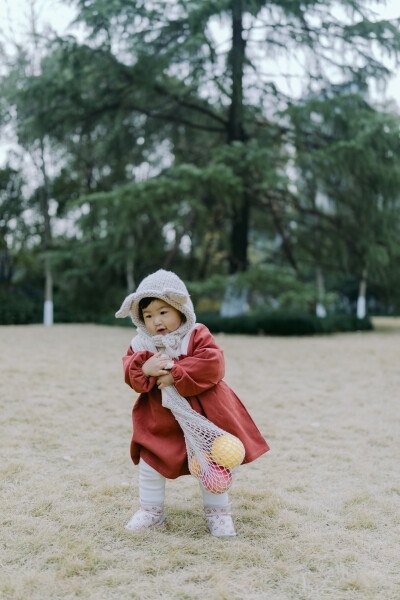 城东公园逛逛
摄影：洪小漩
出镜：菲比
搬家之前，婆婆常带着菲比去城东公园散步。每次散步都会经过一家水果店，因为水果店老板娘的孙子比菲比年长几个月，这便有了共同话题。
趁着周末，我带她们回到了城东公园…