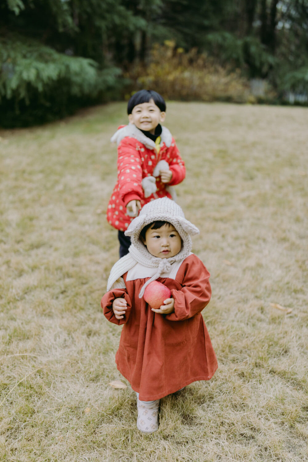 城东公园逛逛
摄影：洪小漩
出镜：菲比
搬家之前，婆婆常带着菲比去城东公园散步。每次散步都会经过一家水果店，因为水果店老板娘的孙子比菲比年长几个月，这便有了共同话题。
趁着周末，我带她们回到了城东公园，婆婆便念叨着，可以去看看水果店老板娘一家，叙叙旧。
不过，计划赶不上变化，一直到离开，我们都没能绕到水果店。我们在城东公园的空地上短暂地拍了几张照，带着一小点遗憾回了家。