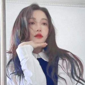 
     “别总是躲藏在角落，与爱情擦肩而过”
